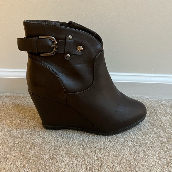 Brown heeled booties - Picture 2 of 4